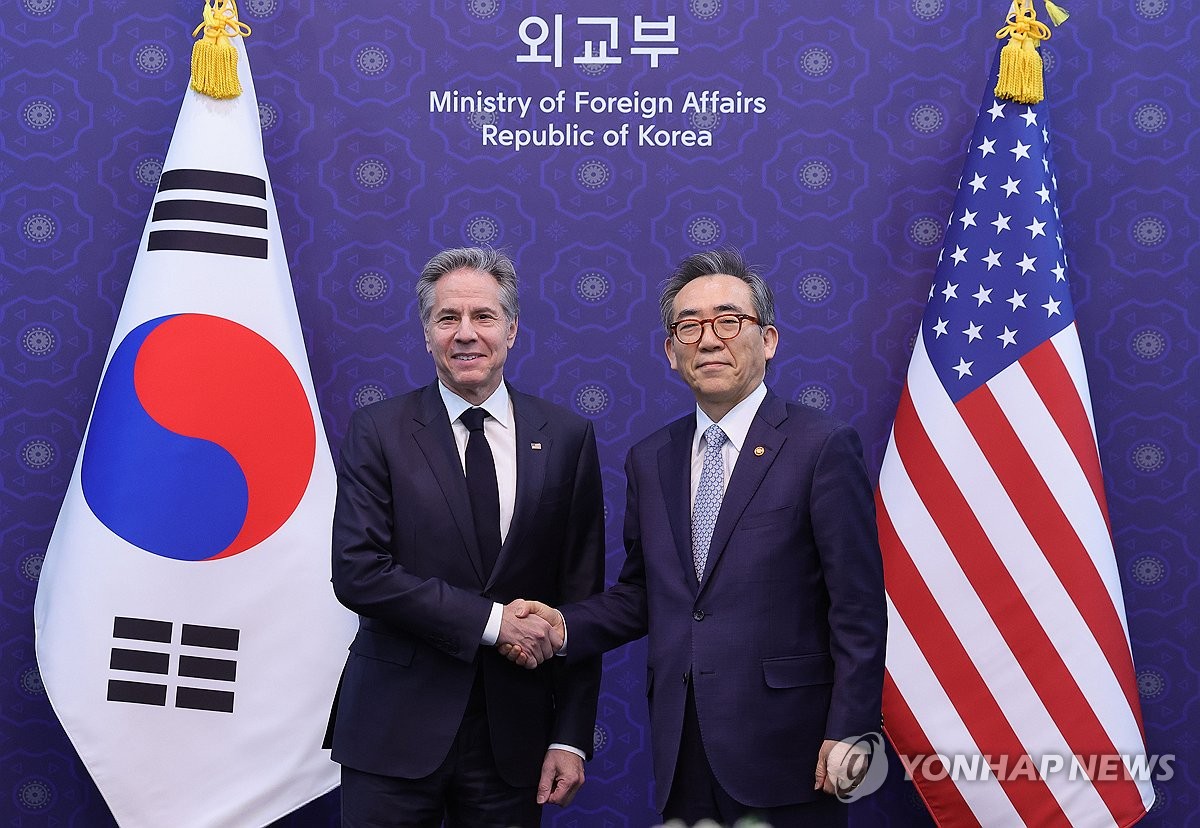 El ministro de Asuntos Exteriores Cho Tae-yul (derecha) posa con el secretario de Estado de Estados Unidos, Antony Blinken, durante su almuerzo de conversaciones en el Ministerio de Asuntos Exteriores de Corea del Sur en Seúl, en esta fotografía de archivo del 18 de marzo de 2024. (Foto de la piscina) (Yonhap)