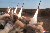 El líder norcoreano supervisa el lanzamiento de prueba de nuevos proyectiles para lanzacohetes
