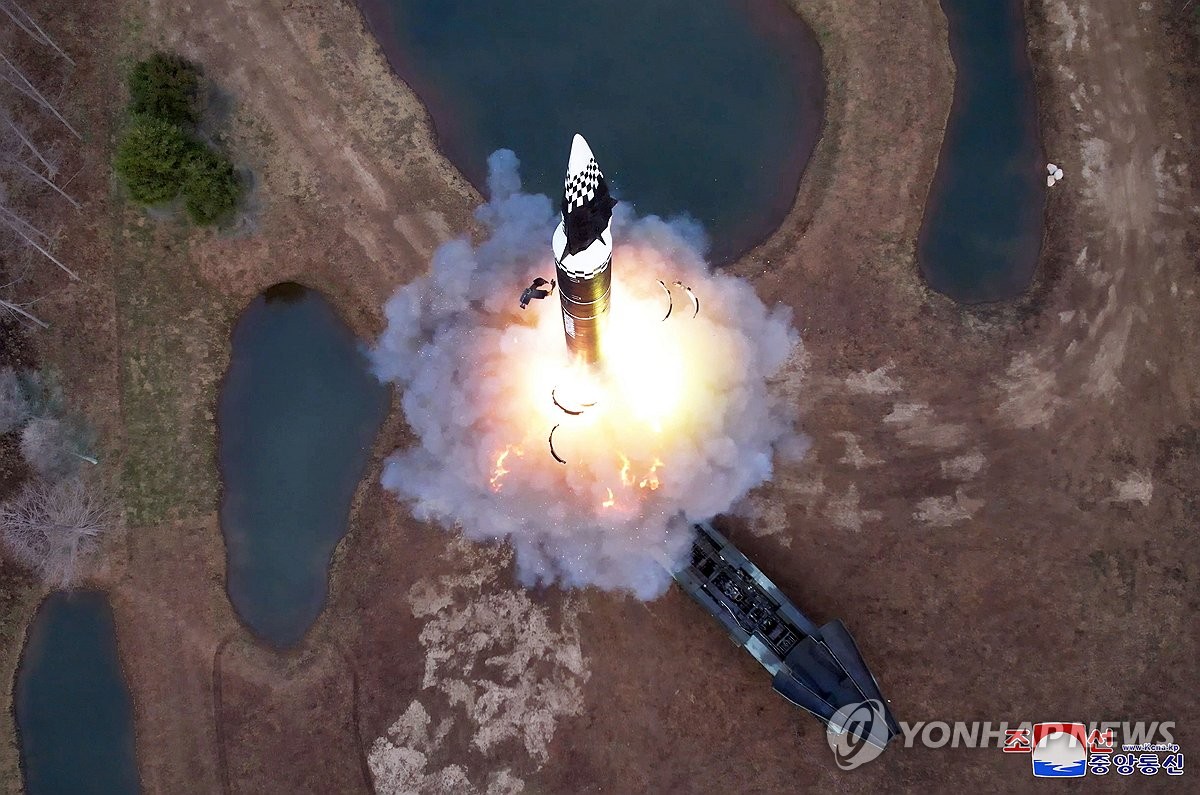 Esta foto, publicada por la Agencia Central de Noticias Coreana oficial de Corea del Norte el 3 de abril de 2024, muestra el lanzamiento de prueba por parte de Corea del Norte de un nuevo misil hipersónico de alcance intermedio el día anterior.  (Para uso únicamente en la República de Corea. Sin redistribución) (Yonhap)