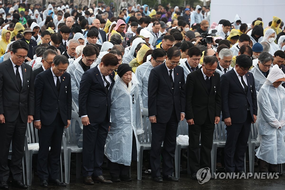 4·3 희생자를 위한 묵념하는 한덕수 국무총리