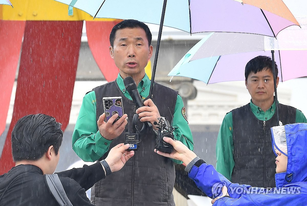 감사 편지 낭독하는 강철원 사육사