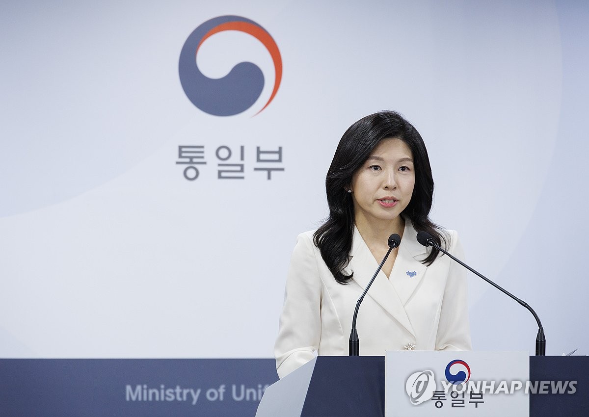 Kim In-ae, portavoz adjunta del Ministerio de Unificación a cargo de los asuntos intercoreanos, habla en una rueda de prensa periódica en el complejo gubernamental de Seúl el 5 de abril de 2024. (Yonhap)