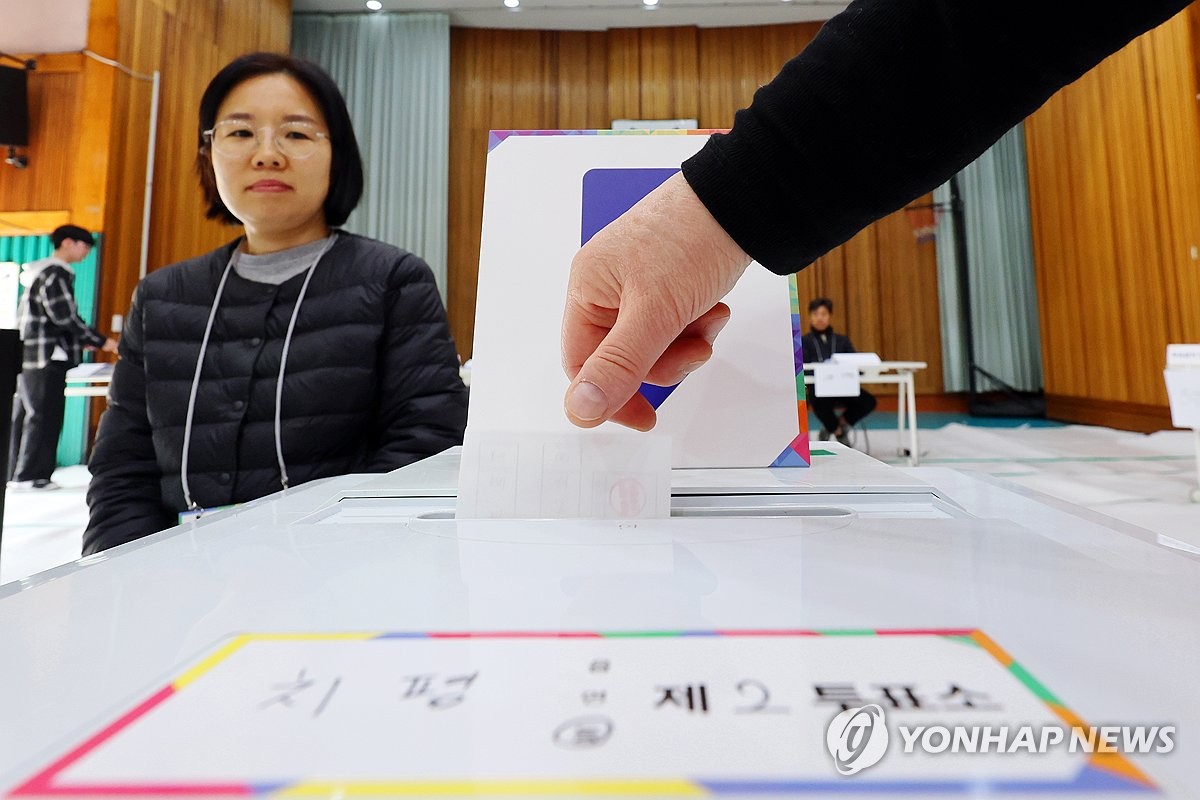 '결전의 날' 투표하는 시민