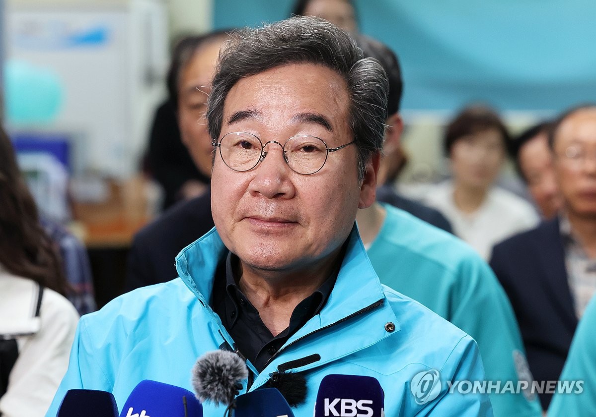 Former Prime Minister Lee Nak-yon is interviewed by reporters at his campaign office in Gwangju, 267 kilometers south of Seoul on April 10, 2024. (Yonhap)