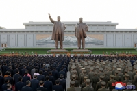 Ofrenda floral de los altos funcionarios norcoreanos