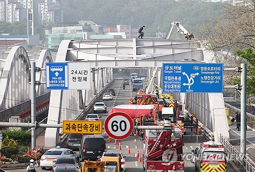 Un hombre sobre un puente de Seúl