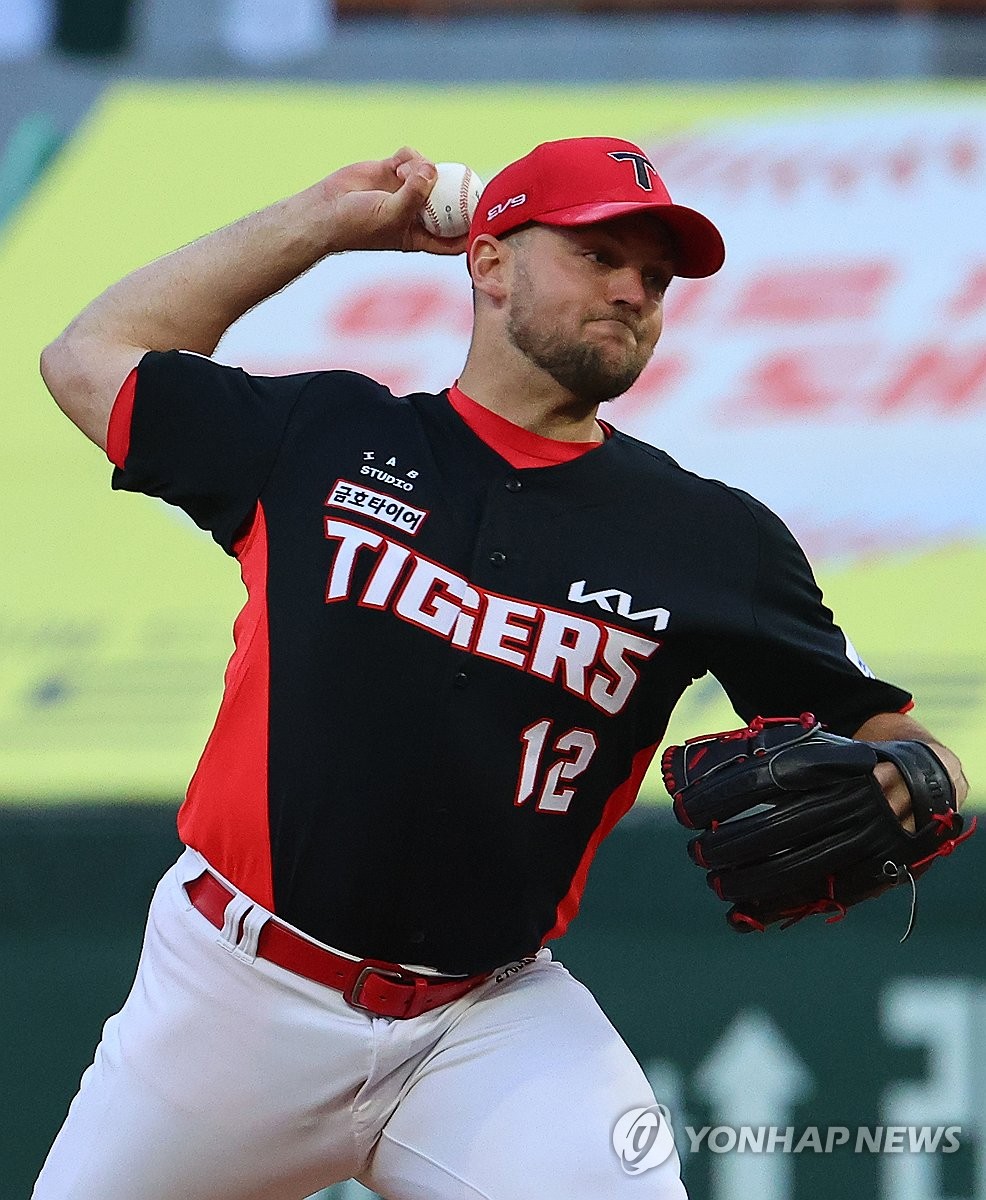 Kia Tigers starter Wil Crowe pitches against the SSG Landers during the clubs' Korea Baseball Organization regular-season game at Incheon SSG Landers Field in Incheon, west of Seoul, on April 17, 2024. (Yonhap)