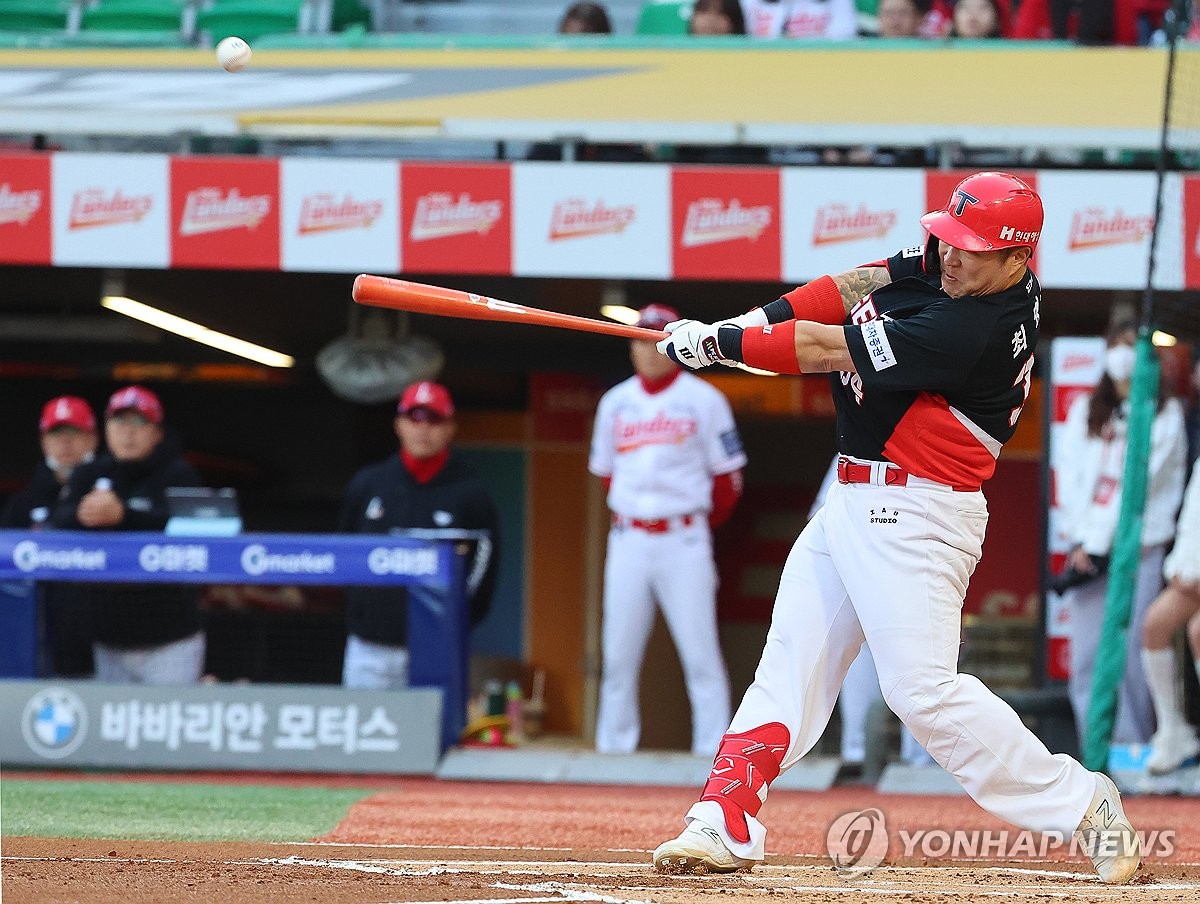Choi Hyoung-woo of the Kia Tigers hits an RBI single against the SSG Landers during the clubs' Korea Baseball Organization regular-season game at Incheon SSG Landers Field in Incheon, west of Seoul, on April 17, 2024. (Yonhap)