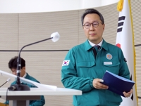 의대교수 사직서 제출 한달…효력 발생 여부에 의견 분분