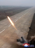 Kim Jong-un supervise des tirs d'essai de nouveaux obus pour lance-roquettes multiples