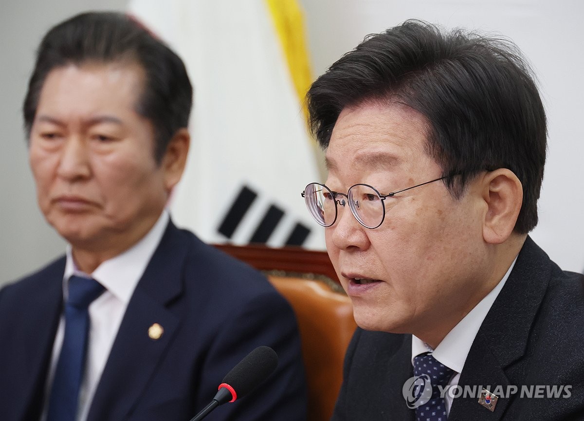 El representante Lee Jae-myung (R) habla en una reunión de liderazgo del principal opositor Partido Demócrata celebrada en la Asamblea Nacional en Seúl el 26 de abril de 2024. (Yonhap)