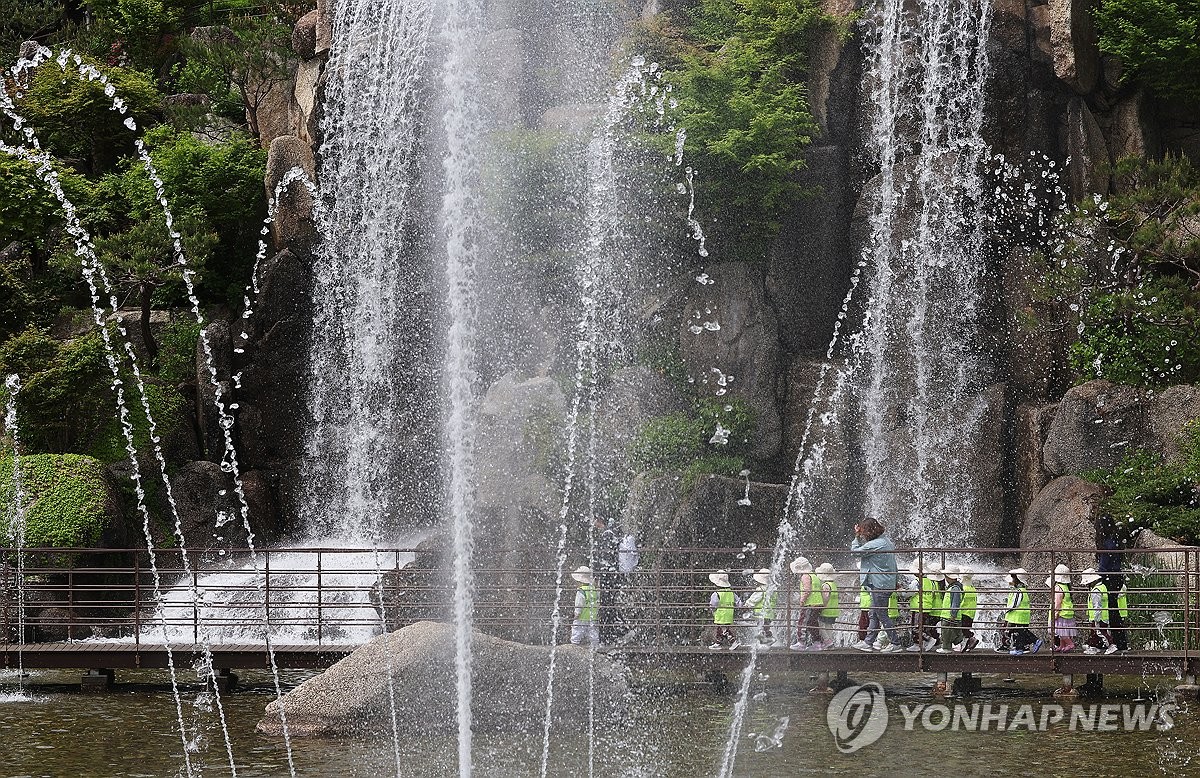 시원하게 쏟아지는 폭포수 | 연합뉴스