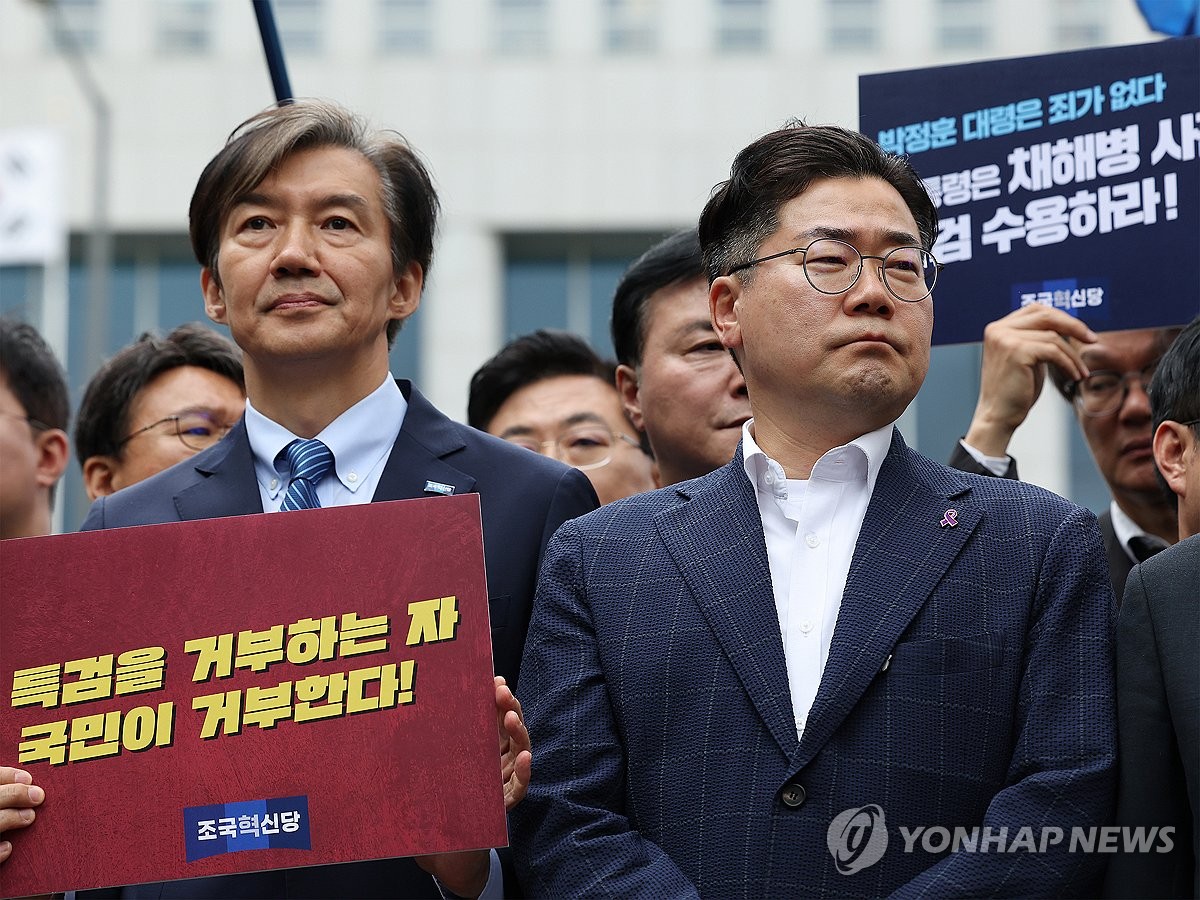 Park Chan-dae (R), floor leader of the main opposition Democratic Party, and Cho Kuk (L), the leader of the Rebuilding Korea Party, attend a press conference near the presidential office in Seoul in this file photo taken May 11, 2024, to demand President Yoon Suk Yeol accept a special counsel investigation into the military's response to a Marine's death last year. (Yonhap)