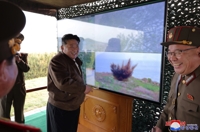 El líder norcoreano observa una prueba de armas