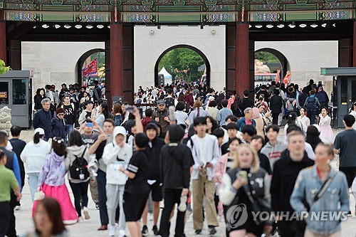 Crowded Gyeongbok Palace on public holiday