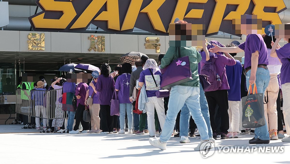 김호중, 취소수수료 떠안고 무보수로 공연…팬들은 티켓 사들여(종합)