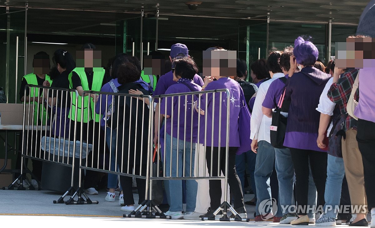 '공연 강행' 김호중 콘서트 줄 선 팬들