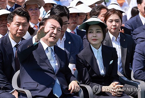 President Yoon Suk Yeol (L) and first lady Kim Keon Hee attend a Buddhist ceremony marking the return of 14th-century Buddhist relics from the United States to South Korea held in Yangju, Gyeonggi Province, on May 19, 2024. (Yonhap)