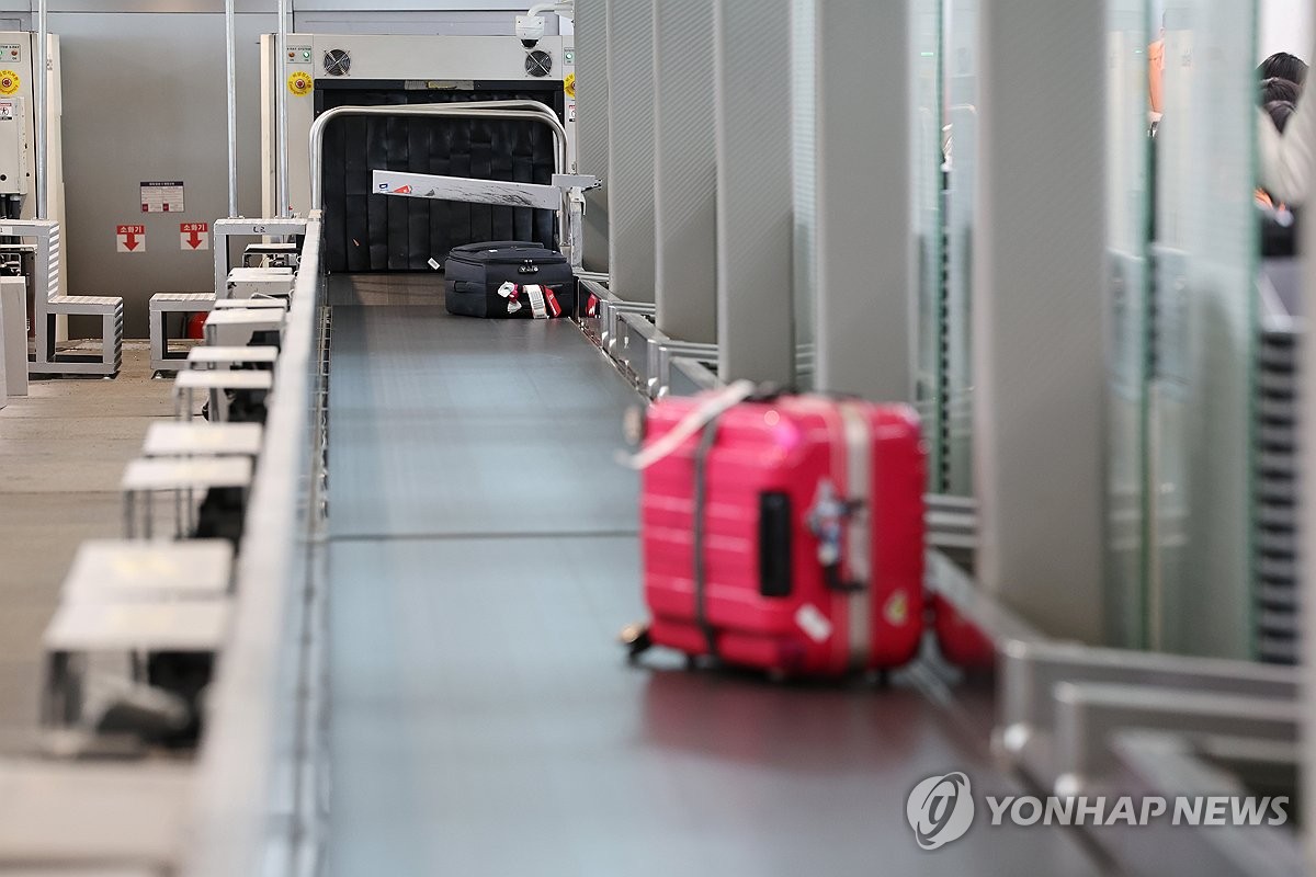 Asiana to increase excess baggage fees on int l flights in Jan. Yonhap News Agency