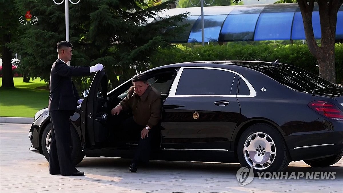 El líder norcoreano Kim Jong-un sale de un sedán de lujo, un Mercedes-Maybach, cuando llega al Palacio del Sol de Kumsusan el 22 de mayo de 2024, en esta fotografía capturada por la Televisión Central del Norte al día siguiente.  (Para uso únicamente en la República de Corea. Sin redistribución) (Yonhap)