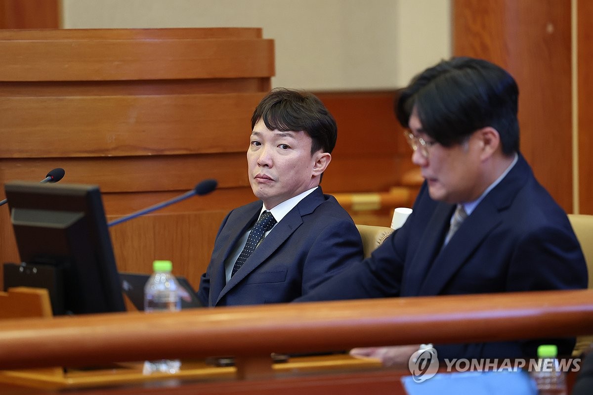 El fiscal Lee Jung-seop (izq.) asiste a una audiencia en el Tribunal Constitucional por una serie de acusaciones, incluido su presunto encubrimiento de una investigación de drogas sobre su cuñado, en esta foto de archivo tomada el 28 de mayo de 2024. (Yonhap)