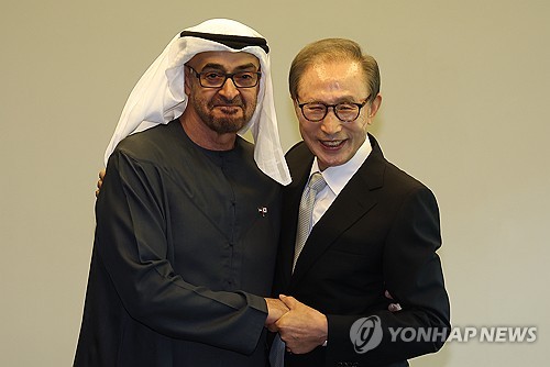 الرئيس الأسبق لي ميونغ-باك يلتقي مع الرئيس الإماراتي