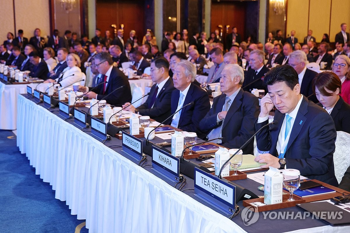 El ministro de Defensa surcoreano, Shin Won-sik (cuarto desde la derecha, primera fila) y su homólogo japonés, Minoru Kihara (derecha, primera fila), asisten al Diálogo Shangri-La en Singapur el 1 de junio de 2024. (Yonhap)