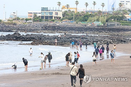 شاطئ في جزيرة جيجو في عطلة نهاية الأسبوع