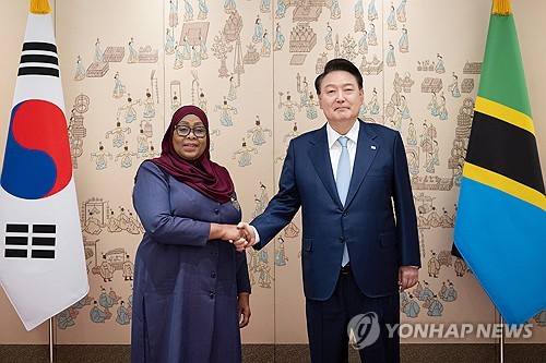 Yoon avec la présidente de la Tanzanie