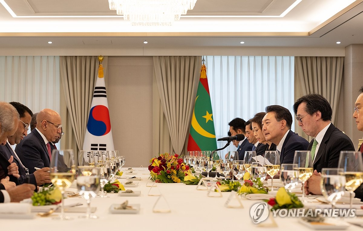 El presidente Yoon Suk Yeol (segundo desde la derecha) celebra un almuerzo con el presidente de Mauritania, Mohamed Ould Ghazouani (segundo desde la izquierda), en la oficina presidencial en Seúl, el 5 de junio de 2024, en esta fotografía proporcionada por la oficina de Yoon.  (FOTO NO EN VENTA) (Yonhap)