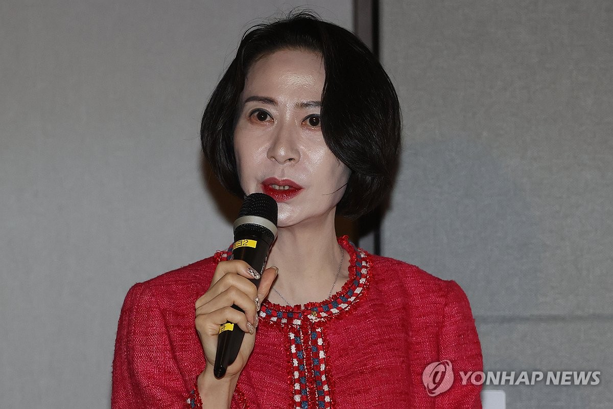 인사말하는 장혜선 이사장