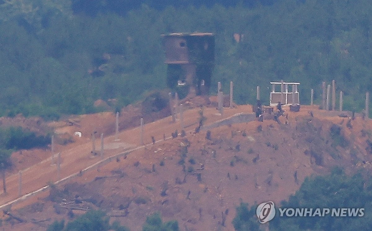 작업하는 북한군 병사들