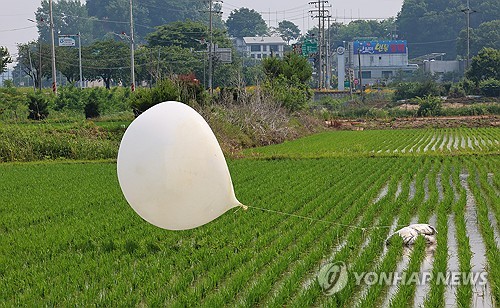 Le Nord Lâche De Nouveau Des Ballons Transportant Des Déchets Vers Le