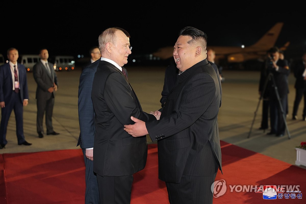 Esta foto, publicada por la Agencia Central de Noticias Coreana oficial de Corea del Norte el 19 de junio de 2024, muestra al líder norcoreano, Kim Jong-un (derecha), saludando al presidente ruso Vladimir Putin, quien llegó a Pyongyang para una visita de estado.  (Para uso únicamente en la República de Corea. Sin redistribución) (Yonhap)