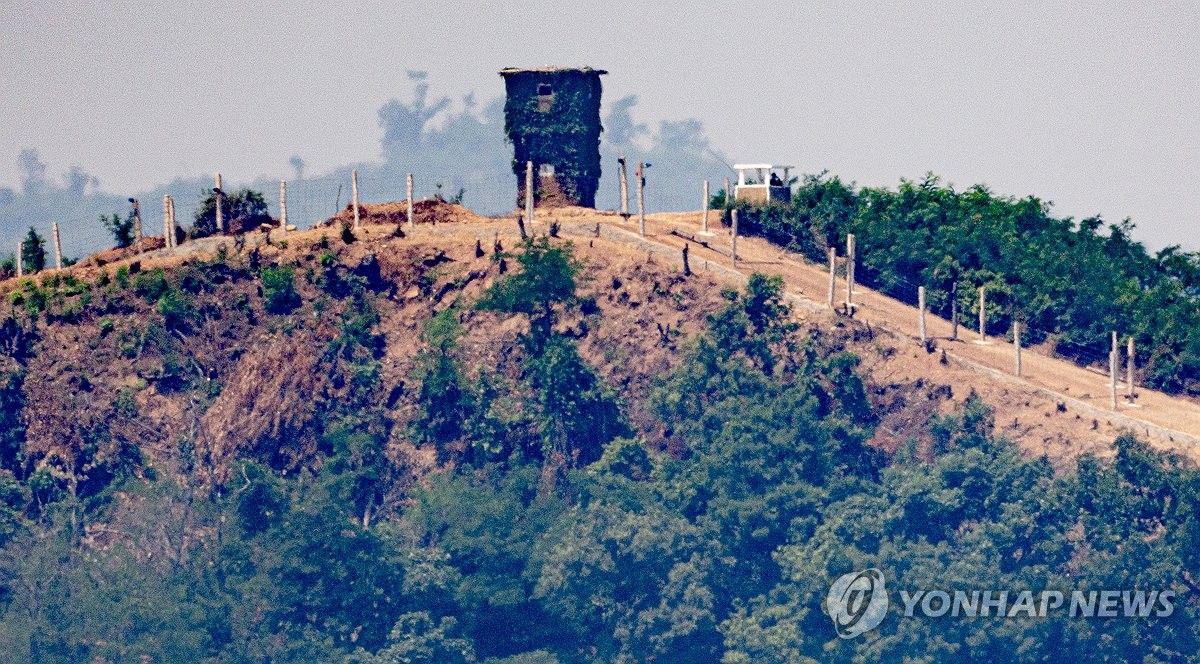 남북 군사 경계선에 가까운 한국의 경기도·파주로부터 바라보는 북한·개풍군에 있는 감시소.주변에 철책과 추정되는 구조물이 설치되어 있다(자료 사진)=(연합 뉴스)