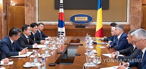 S. Korean defense chief meets Romanian PM