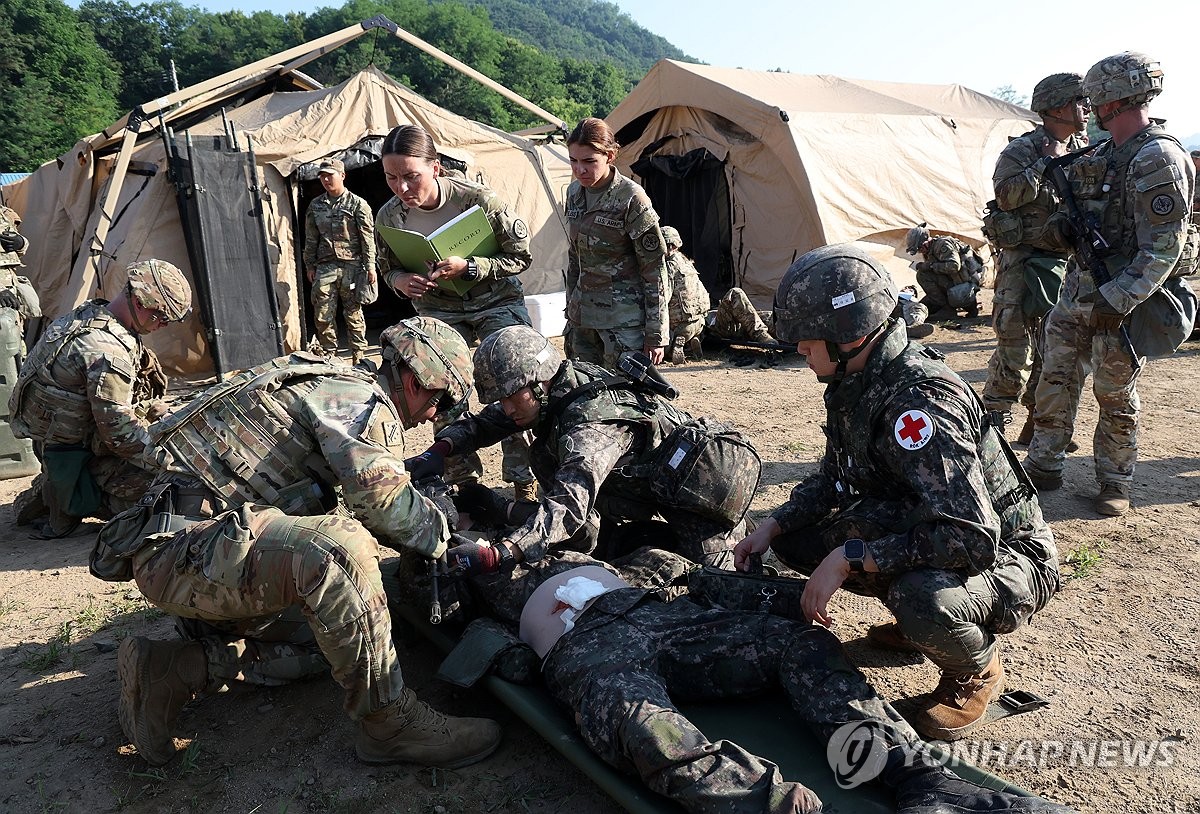 함께 부상병 치료하는 한미 육군