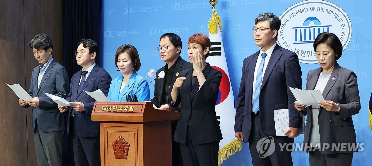 Los legisladores del principal partido opositor, el Partido Demócrata, instan al presidente Yoon Suk Yeol a aclarar sus comentarios sobre la tragedia de Itaewon descrita en las memorias del ex presidente parlamentario Kim Jin-tae durante una rueda de prensa en la Asamblea Nacional en Seúl el 28 de junio de 2024. (Yonhap)