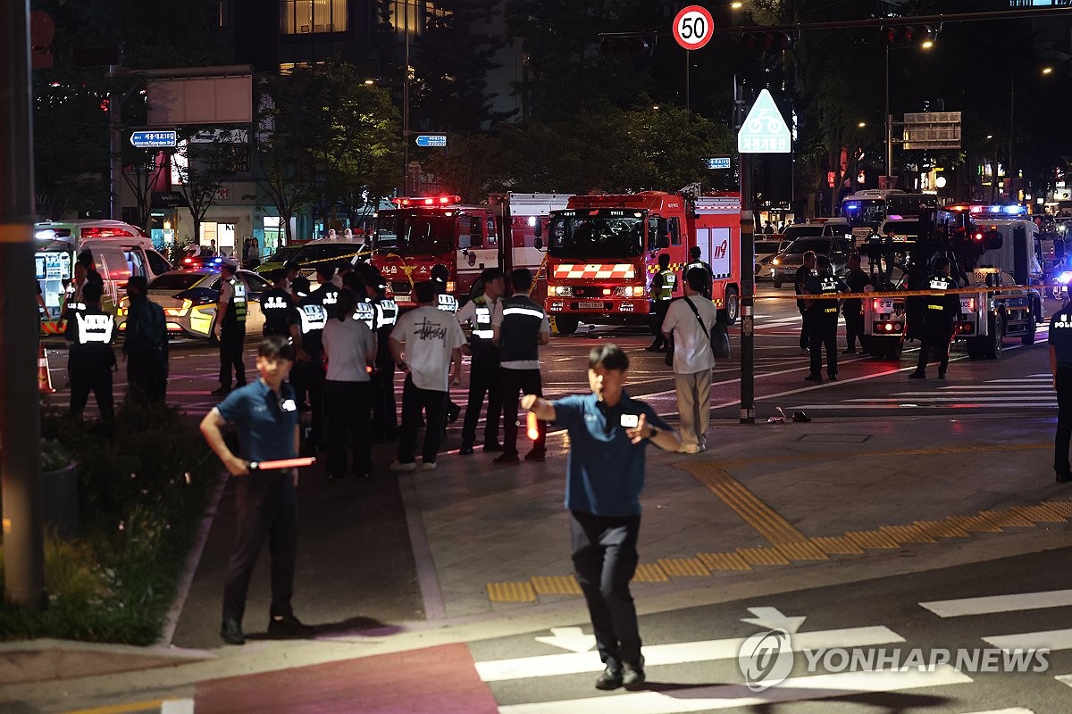 La policía está controlando la escena del accidente automovilístico cerca de la estación Seoul City Hall, donde un vehículo se estrelló contra peatones que esperaban en un semáforo el 1 de julio de 2024. (Yonhap) 