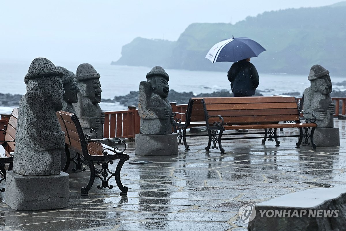 비 내리는 제주 바닷가