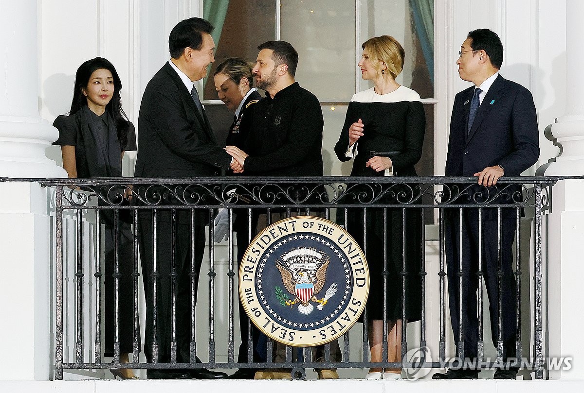 El presidente surcoreano, Yoon Suk Yeol (segundo por la izquierda) y el presidente ucraniano, Volodymyr Zelenskyy (tercero por la izquierda), se dan la mano durante su encuentro en una cena de bienvenida ofrecida por el presidente estadounidense Joe Biden en la Casa Blanca en Washington, DC, el 10 de julio de 2024. (Yonhap)