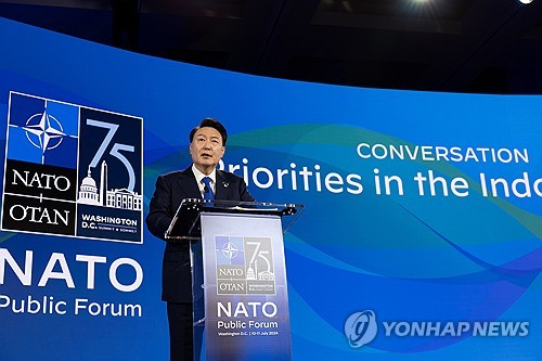 Yoon participa en el foro público de la OTAN