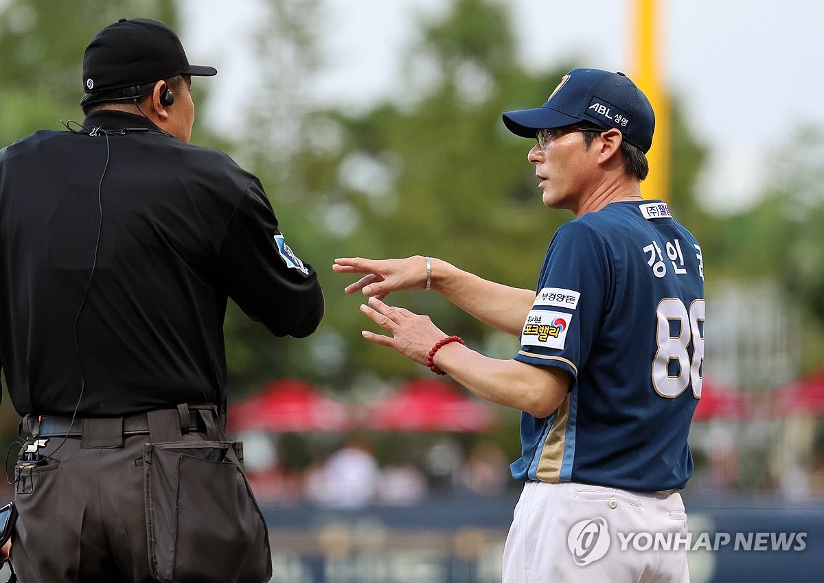 주심과 대화하는 강인권 감독