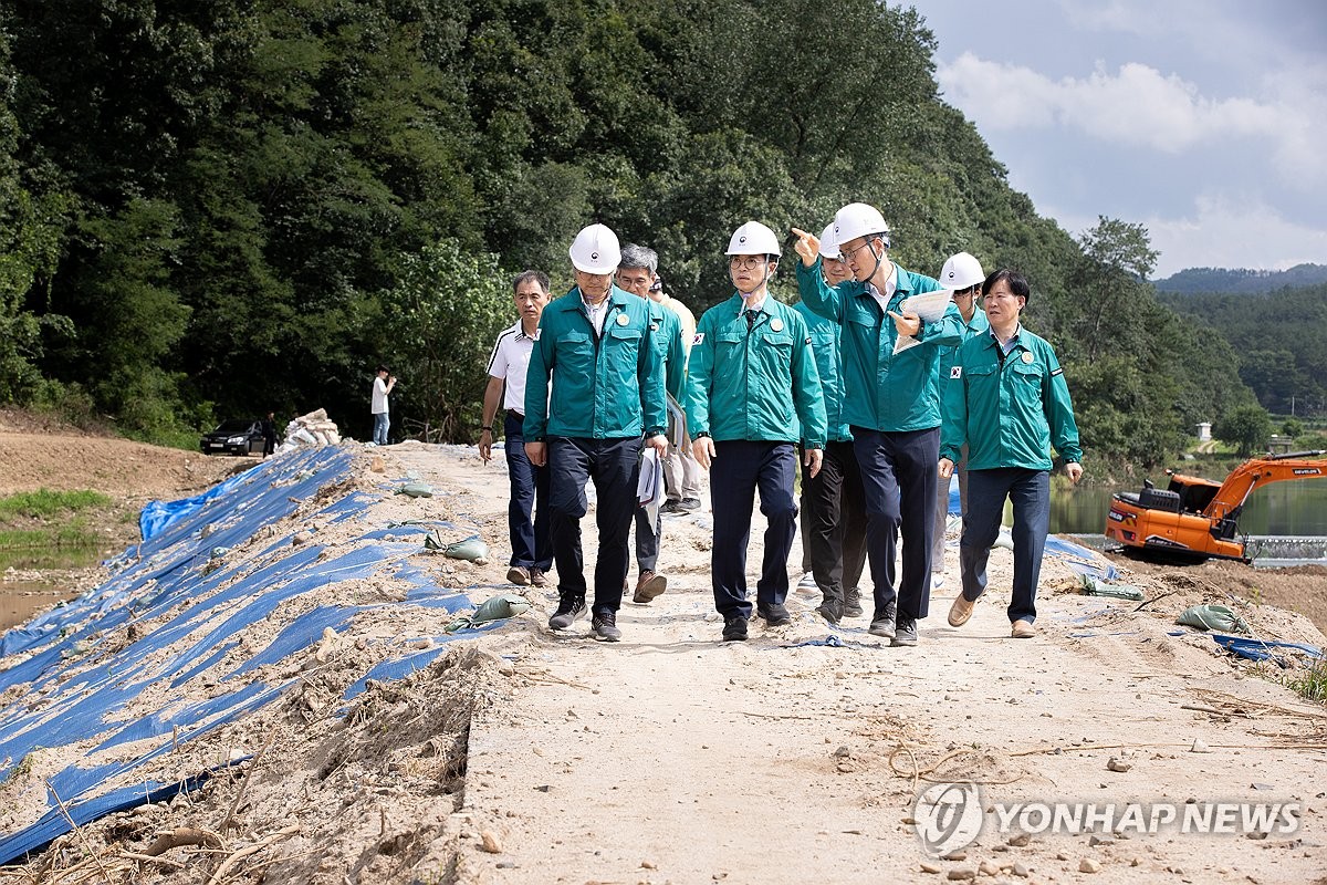 김완섭 환경부 장관이 지난 7월 25일 대전광역시 일원 갑천 수해복구 공사 현장을 찾아 복구 진행 상황을 살펴보고 있다. [환경부 제공. 재판매 및 DB 금지]