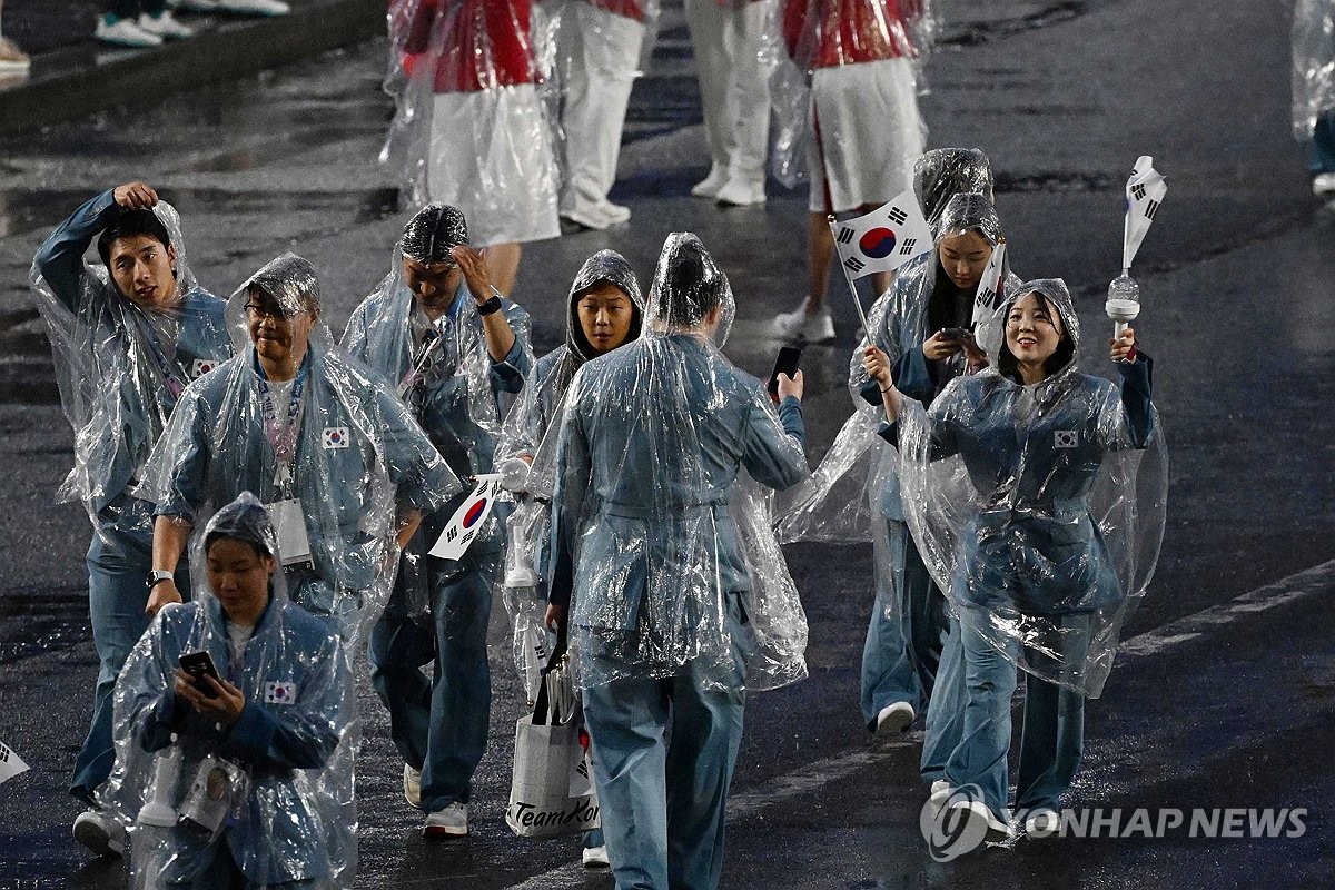 우중 올림픽 개회식장으로 향하는 한국 선수단