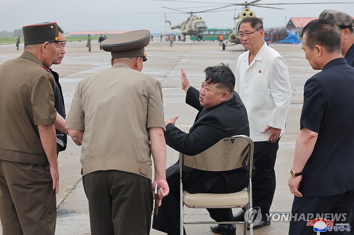 김정은, 신의주·의주군 수해 현장 방문 지휘