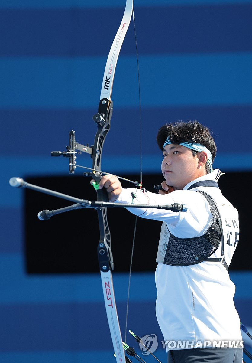 Lee Woo-seok of South Korea competes in the final of the men's archery team event at the Paris Olympics at Invalides in Paris on July 29, 2024. (Yonhap)