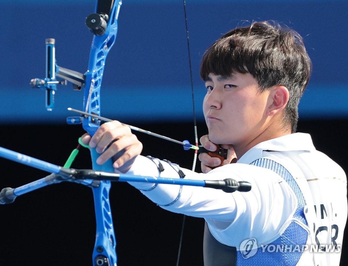 Kim Je-deok of South Korea competes in the final of the men's archery team event at the Paris Olympics at Invalides in Paris on July 29, 2024. (Yonhap)