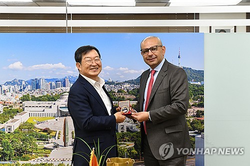 El embajador colombiano visita el monumento de la Guerra de Corea