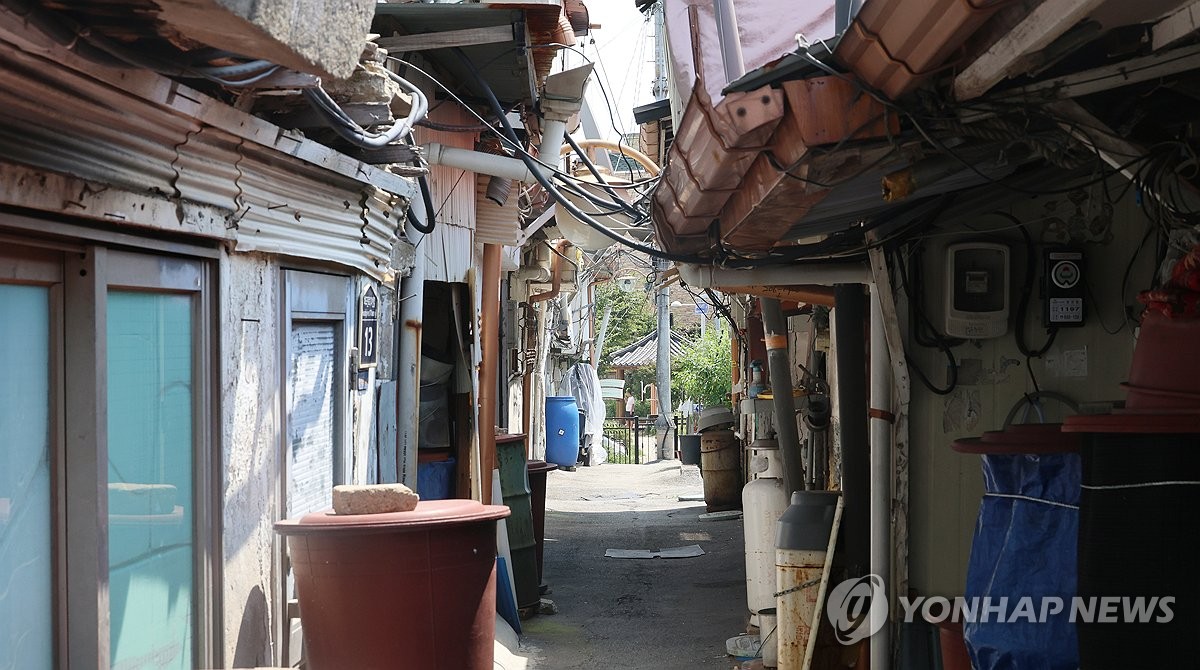 폭염 속 한산한 쪽방촌 마을